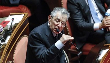 Ουμπέρτο Μπόσι: Πέθανε σε ηλικία 84 ετών ο ιδρυτής της «Λέγκας του Βορρά» – Ξεψύχησε σε εντατική του Βαρέζε