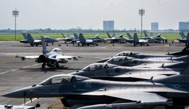 Σοβαρεύει η κατάσταση: Αυξάνονται δραματικά τα αμερικανικά μαχητικά και τα ελικόπτερα Apache στα Στενά του Ορμούζ