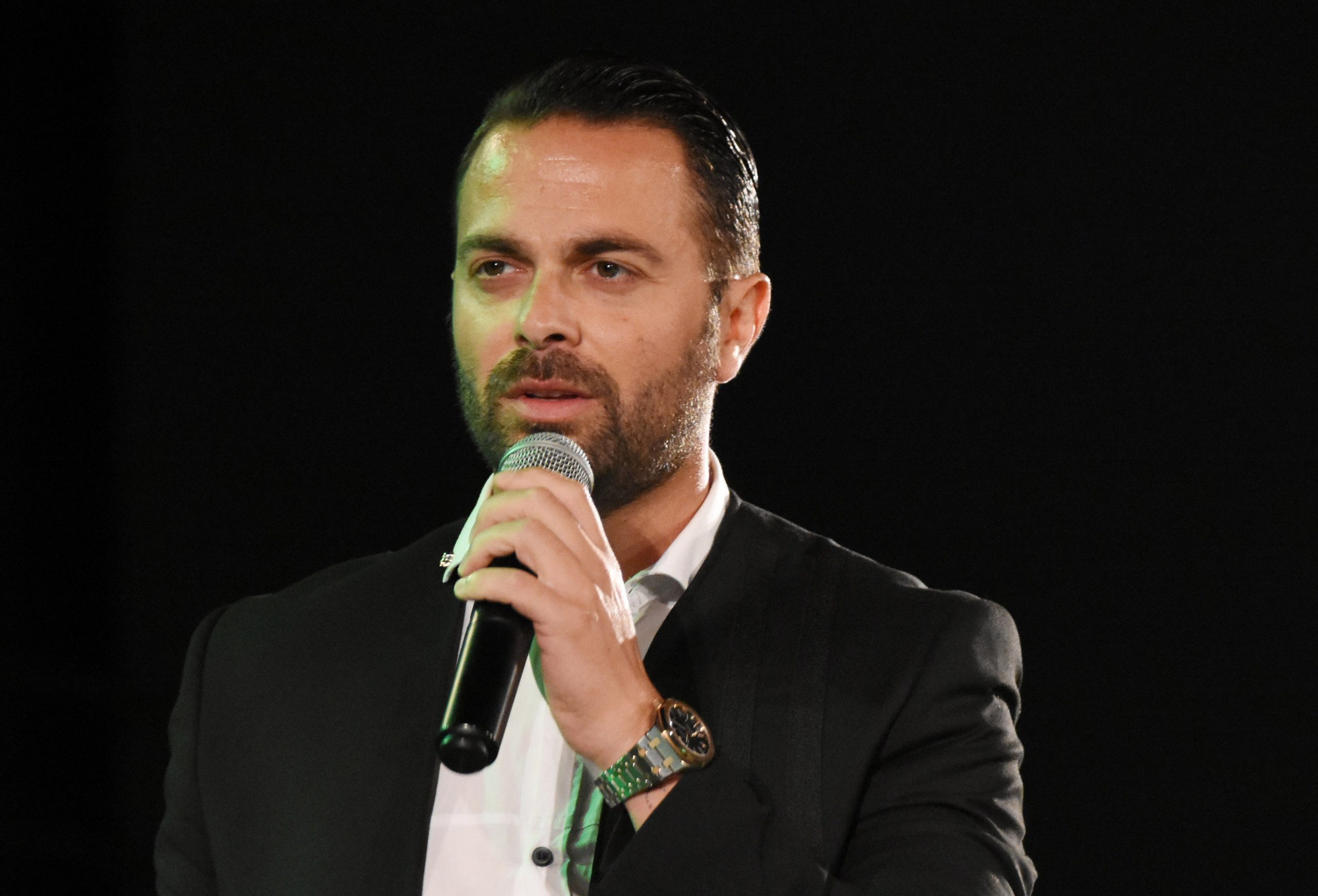 Ηλίας Βρεττός: Ο γνωστός τραγουδιστής έπεσε θύμα άγριου ξυλοδαρμού σε νυχτερινό μαγαζί στην Κύπρο