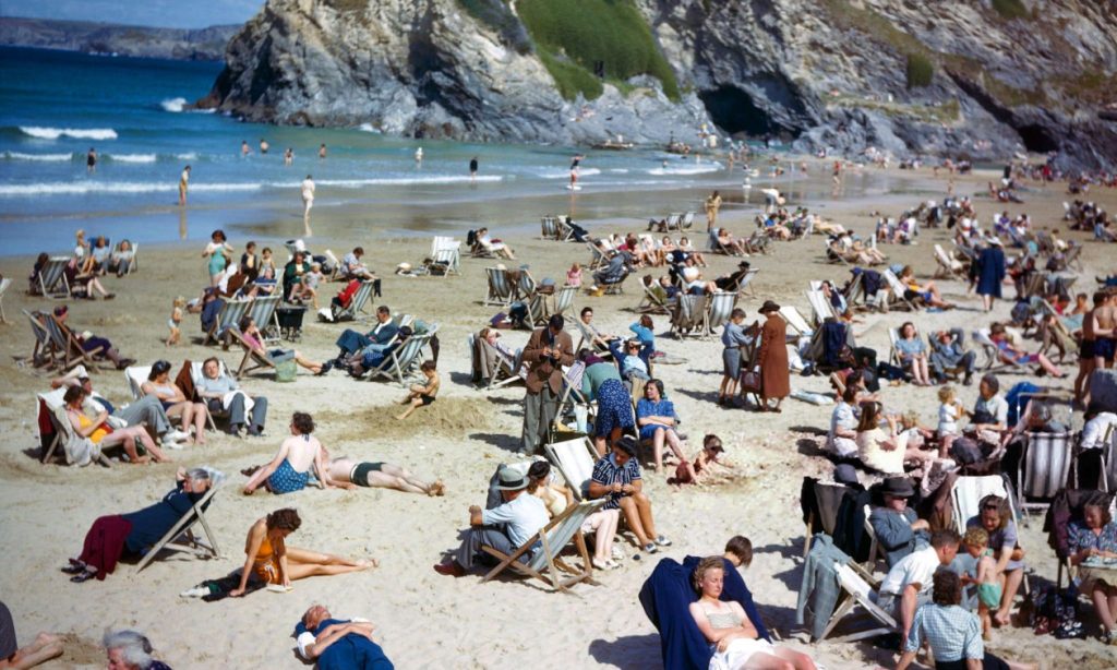 «Μυστήριο» σε φωτογραφία του ’40: Άνδρας φαίνεται να κρατά… «κινητό» σε παραλία!