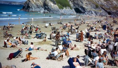 «Μυστήριο» σε φωτογραφία του ’40: Άνδρας φαίνεται να κρατά… «κινητό» σε παραλία!