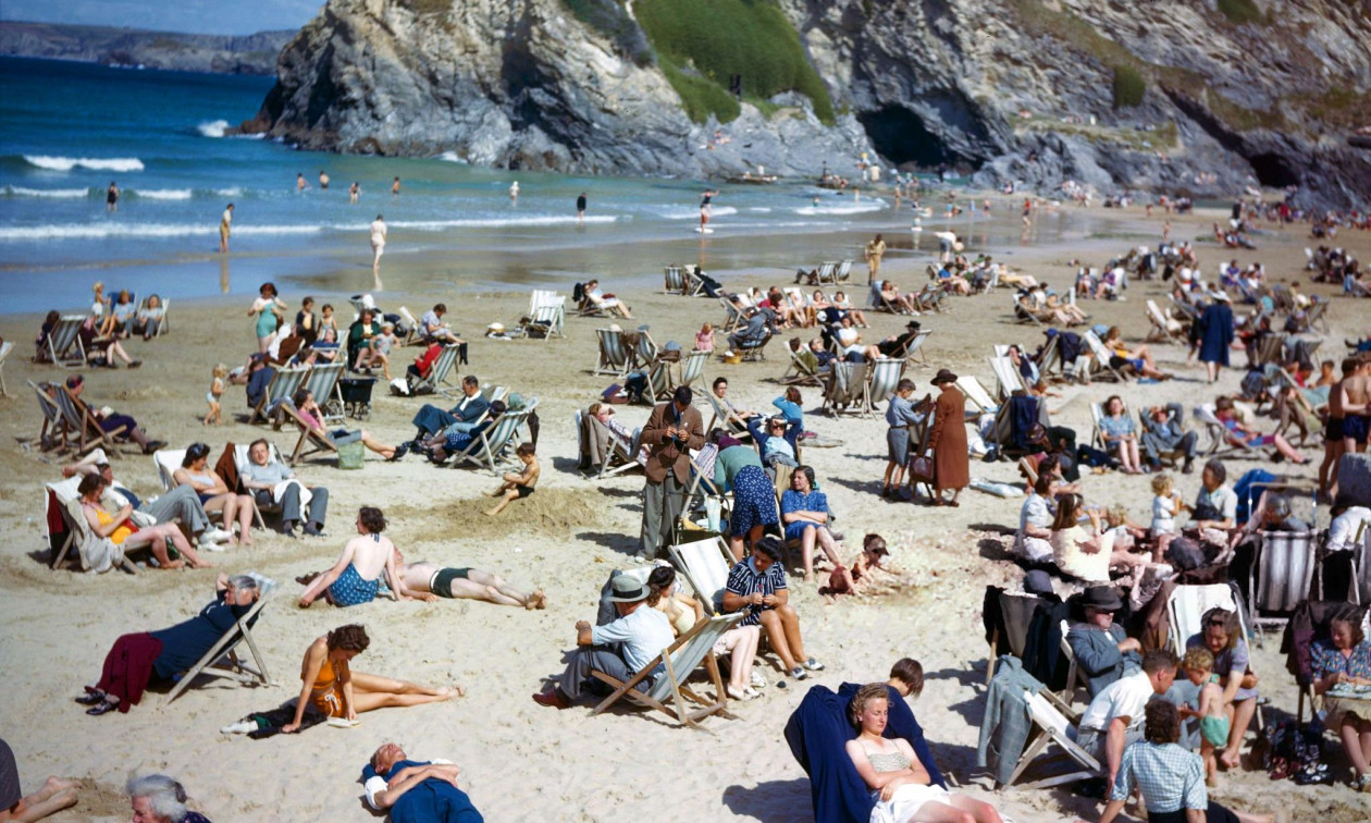 «Μυστήριο» σε φωτογραφία του ’40: Άνδρας φαίνεται να κρατά… «κινητό» σε παραλία!