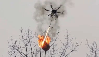 Βίντεο: Κινεζικά drones ρίχνουν βόμβες «αφρού» και σβήνουν τις φωτιές εν τη γενέσει τους