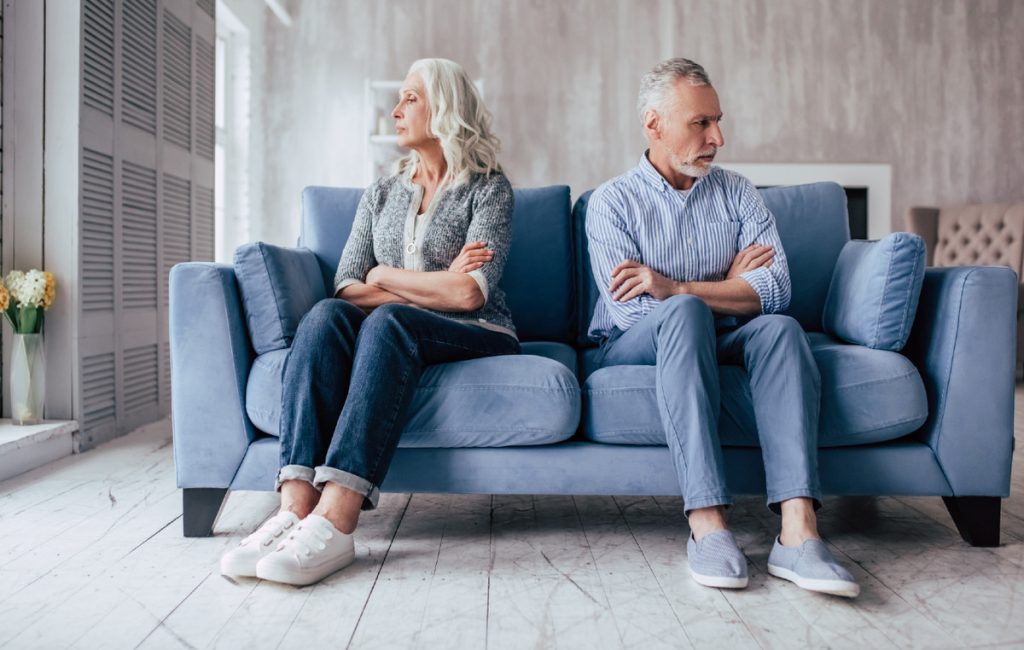Γιατί χωρίζουν τα ζευγάρια μετά από 30 ή 50 χρόνια γάμου; – Τι είναι τα «γκρι διαζύγια»