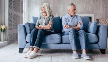 Γιατί χωρίζουν τα ζευγάρια μετά από 30 ή 50 χρόνια γάμου; – Τι είναι τα «γκρι διαζύγια»