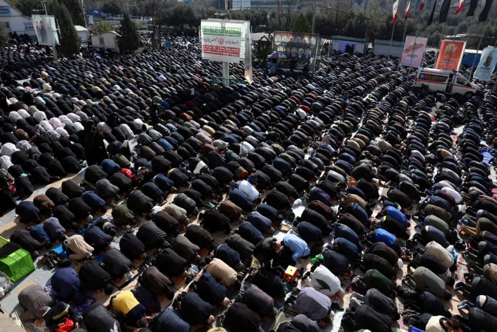 Πλημμύρισε η Τεχεράνη από χιλιάδες πιστούς για το τέλος του Ραμαζανιού παρά τους βομβαρδισμούς