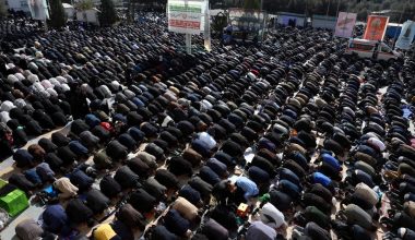 Πλημμύρισε η Τεχεράνη από χιλιάδες πιστούς για το τέλος του Ραμαζανιού παρά τους βομβαρδισμούς