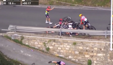 Σοκαριστικό ατύχημα στον ποδηλατικό γύρο Μιλάνο – Σαν Ρέμο: Ιταλίδα σώθηκε από θαύμα (βίντεο)