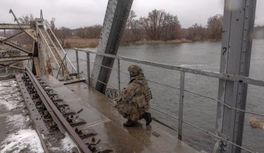 Με τρεις FAB οι Ρώσοι έκαναν «κομμάτια» γέφυρα στον ποταμό Οσκίλ – Γιατί βομβάρδισαν το συγκεκριμένο πέρασμα (vid)