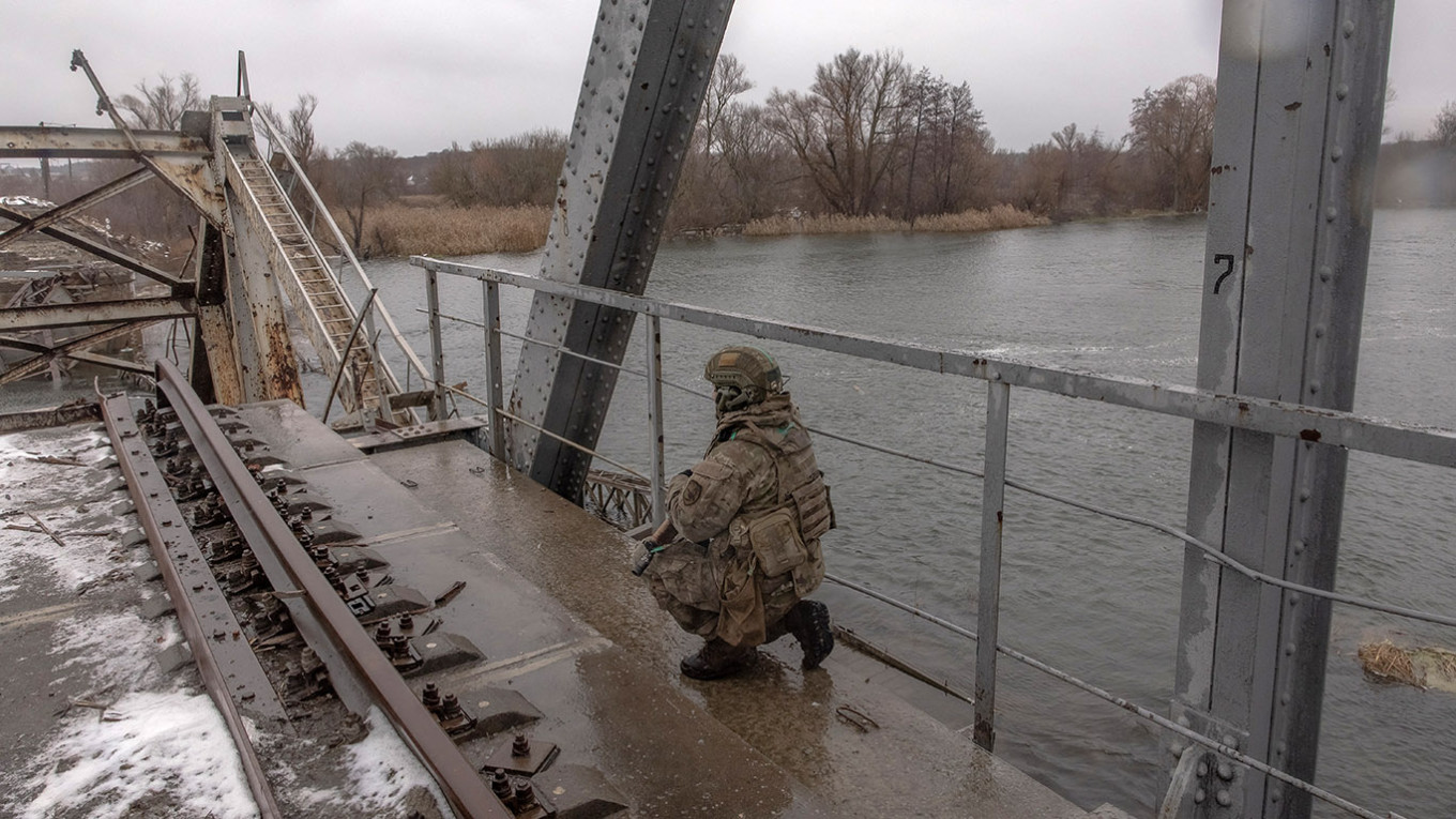 Με τρεις FAB οι Ρώσοι έκαναν «κομμάτια» γέφυρα στον ποταμό Οσκίλ – Γιατί βομβάρδισαν το συγκεκριμένο πέρασμα (vid)