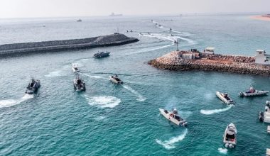 Περισσότερα από 3.200 πλοία με 40.000 ναυτικούς περιμένουν να διασχίσουν το Στενό του Ορμούζ