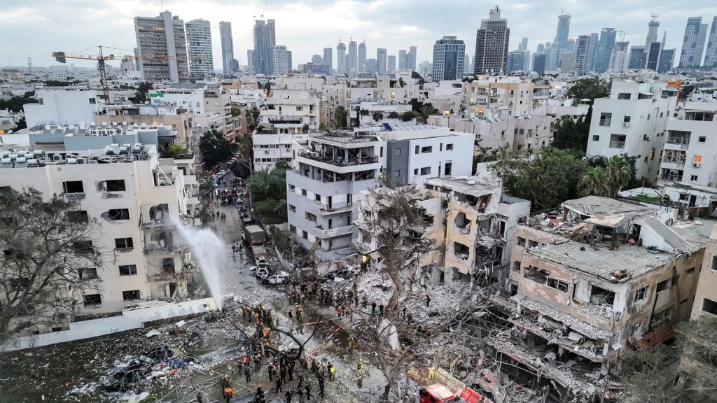 Τελ Αβίβ όπως λέμε Γάζα: Δείτε εικόνες μετά από το χτύπημα ιρανικού πύραυλου στην ισραηλινή πρωτεύουσα (βίντεο)