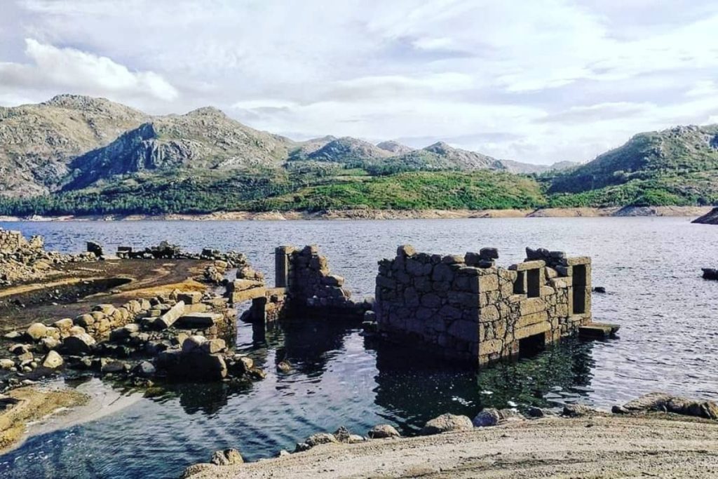 Πορτογαλία: Το μυστήριο γύρω από το χωριό που εξαφανίζεται το χειμώνα και «αναδύεται» το καλοκαίρι (φώτο)