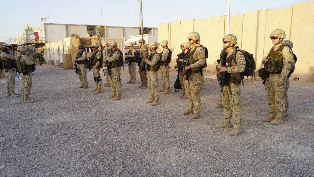 Βίντεο: ΝΑΤΟϊκοί στρατιώτες εκκενώνονται από βάσεις στο Ιράκ και μεταφέρονται στην Πολωνία