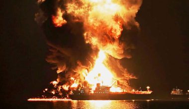 Ιρανικά drones χτύπησαν εμπορικό πλοίο στα Στενά του Ορμούζ: Άνδρας κοίταζε έκπληκτος την καταστροφή του (βίντεο)