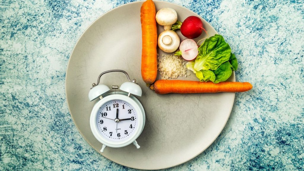 Διαλείπουσα νηστεία: Πόσο βάρος μπορεί να χάσει κάποιος σε μια εβδομάδα;