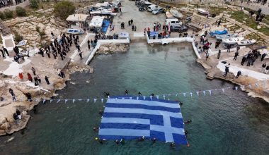 Πειραϊκή: Στήθηκε πελώρια ελληνική σημαία 180 τ.μ. ενόψει της 25ης Μαρτίου – Δείτε εικόνες