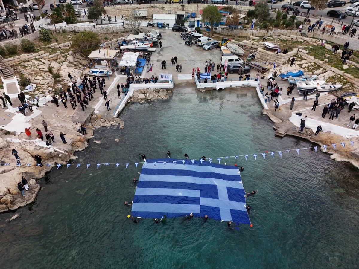 Πειραϊκή: Στήθηκε πελώρια ελληνική σημαία 180 τ.μ. ενόψει της 25ης Μαρτίου – Δείτε εικόνες