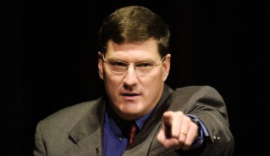 Σκοτ Ρίτερ: «ΗΑΕ και Ισραήλ να εξαφανιστούν από τον χάρτη – Το Ιράν να  κτυπήσει τις μονάδες αφαλάτωσης νερού»