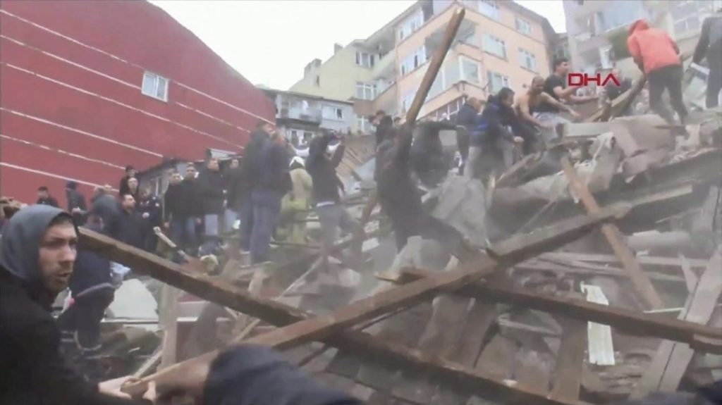 Τουρκία: Κατέρρευσε κτήριο στην Κωνσταντινούπολη – Άγνωστος ο αριθμός των εγκλωβισμένων (φώτο-βίντεο)