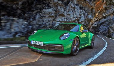 Χιλιάδες πολυτελή αυτοκίνητα έχουν «εγκλωβιστεί» σε νησί με… γάιδαρους