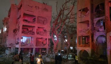 Οι ιρανικές πυραυλικές επιθέσεις αναγκάζουν την εκκένωση 2.700 Ισραηλινών από τα σπίτια τους