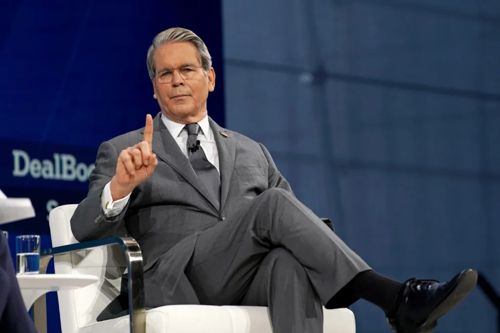 Σκοτ Μπέσεντ για το Ιράν: «Όλες οι επιλογές είναι στο τραπέζι – Δεν θέλουμε να αποκτήσουν πυρηνικά όπλα»