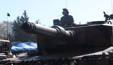 Η ελληνική αμυντική βιομηχανία σε φάση ανασύνταξης αλλά η εξάρτηση από εισαγωγές όπλων είναι μεγάλη