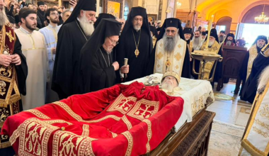 Ρίγη συγκίνησης στο «τελευταίο αντίο» του Πατριάρχη Γεωργίας Ηλία Β’ – Δείτε βίντεο και φωτογραφίες