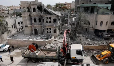 Βίντεο: H στιγμή που θραύσματα ιρανικού πυραύλου κτυπούν όχημα στο Τελ Αβίβ