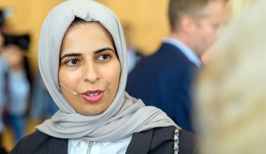 Γυναίκα υπουργός του Κατάρ προς ΗΠΑ και Ισραήλ: «Σταματήστε τον πόλεμο – Σταματήστε να μιλάτε εκ μέρους μας»!