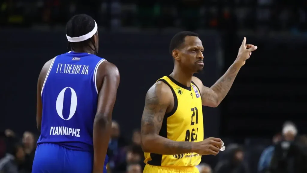 Οι φίλοι της ΑΕΚ τρόλαραν με ομπρέλες τον Ηρακλή: «Βρέχει Νάναλι» (βίντεο)