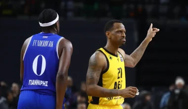 Οι φίλοι της ΑΕΚ τρόλαραν με ομπρέλες τον Ηρακλή: «Βρέχει Νάναλι» (βίντεο)