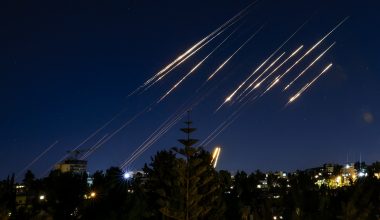 Εφιάλτης στο Αράντ: Μαζική φυγή στα καταφύγια – Νέο κύμα ιρανικών βαλλιστικών πυραύλων «σφυροκοπά» το νότιο Ισραήλ