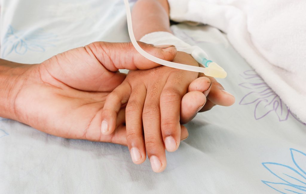 Παραλίγο τραγωδία στην Πιερία: Κολόνα φωτισμού έπεσε και πλάκωσε 6χρονο!