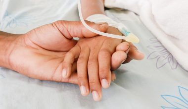 Παραλίγο τραγωδία στην Πιερία: Κολόνα φωτισμού έπεσε και πλάκωσε 6χρονο!