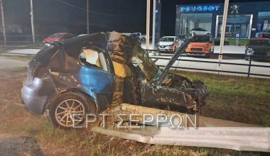 Σοβαρό τροχαίο στις Σέρρες: Αυτοκίνητο «κομματιάστηκε» μετά από σύγκρουση σε κολώνα – Στο νοσοκομείο ο οδηγός του