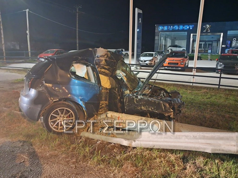 Σοβαρό τροχαίο στις Σέρρες: Αυτοκίνητο «κομματιάστηκε» μετά από σύγκρουση σε κολώνα – Στο νοσοκομείο ο οδηγός του