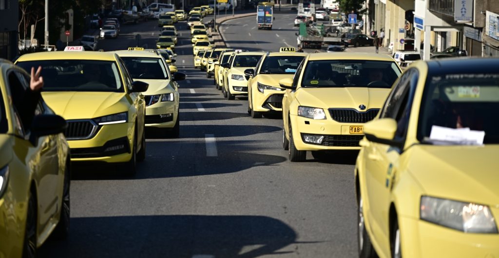 Νέα 24ωρη απεργία ανακοίνωσε το ΣΑΤΑ: «Τραβούν χειρόφρενο» αύριο οι οδηγοί ταξί
