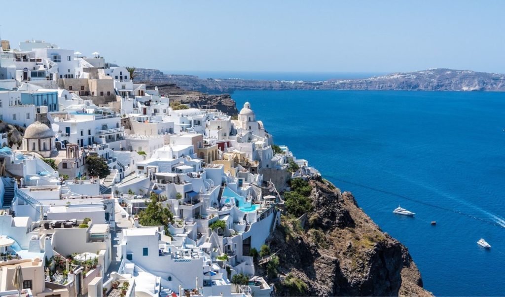 «Τουρισμός για Όλους 2026»: Πότε ξεκινά η υποβολή αιτήσεων και ποιοι δικαιούνται 600 ευρώ