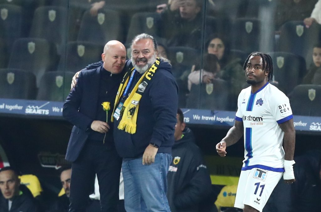 Ο Μάριος Ηλιόπουλος έδωσε ένα κίτρινο τριαντάφυλλο στον Νίκολιτς και τον φίλησε στο κεφάλι – Δείτε φωτογραφίες