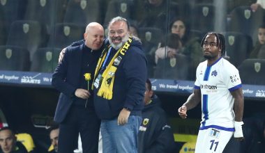 Ο Μάριος Ηλιόπουλος έδωσε ένα κίτρινο τριαντάφυλλο στον Νίκολιτς και τον φίλησε στο κεφάλι – Δείτε φωτογραφίες