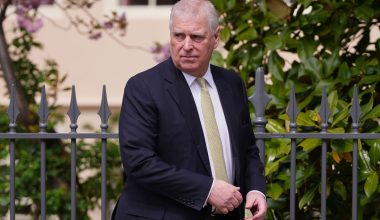 Η πρώτη δημόσια εμφάνιση του έκπτωτου πρίγκιπα Άντριου μετά την σύλληψή του: Δείτε φωτογραφία