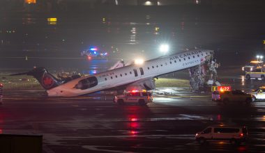 Βίντεο: Η στιγμή που το αεροσκάφος της Air Canada συγκρούεται με το πυροσβεστικό στο αεροδρόμιο της Ν.Υόρκης