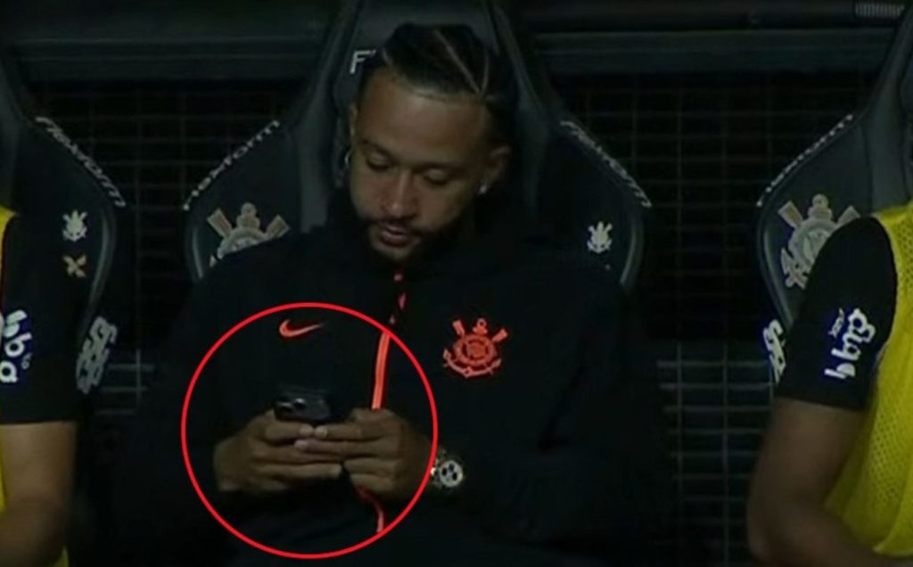 «Θύελλα» αντιδράσεων στη Βραζιλία για τον Μέμφις Ντεπάι: «Τον πληρώνουμε για να χαζεύει το κινητό;» (βίντεο)