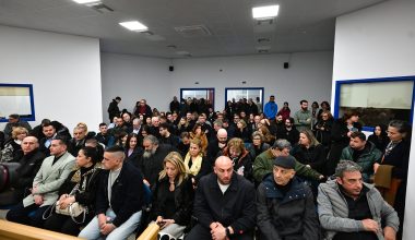 Ξεκινά η ιστορική δίκη για το έγκλημα των Τεμπών – Ένταση και απαίτηση για δικαίωση από τους συγγενείς των θυμάτων