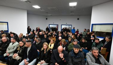 Διακόπηκε η δίκη των Τεμπών: Κρίνεται ακατάλληλος ο χώρος – Μόνο ένας από τους 36 κατηγορούμενους έδωσε το παρών
