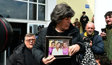 Δίκη για Τέμπη: «Ράγισε καρδιές» η γιαγιά της οικογένειας Πλακιά – Εμφανίστηκε με φωτογραφίες των τριών εγγονών της