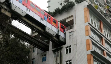 Μόνο στην Κίνα: Το απίστευτο κτίριο όπου περνά κανονικά τρένο από τον 6ο όροφο (βίντεο)