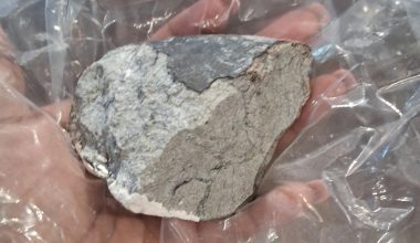 Σαν βόμβα έπεσε κομμάτι μετεωρίτη σε κατοικία στο Χιούστον: Tρύπησε το ταβάνι του σπιτιού – Δείτε βίντεο